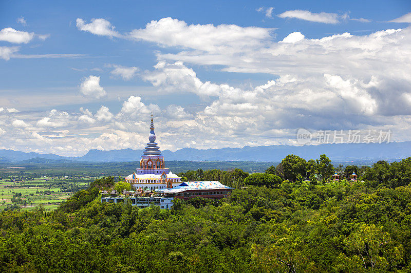 在泰国清迈省的Wat Tha Ton塔寺庙周围的景观